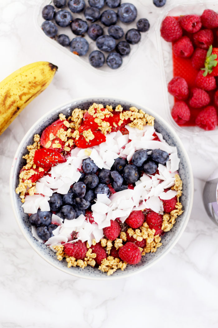 Crunchy Acai Berry Smoothie Bowl // provinzkindchen.com