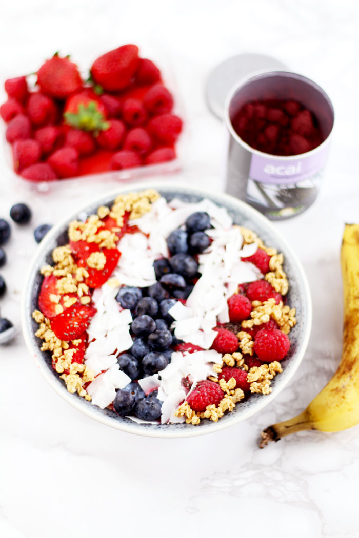 Crunchy Acai Berry Smoothie Bowl // provinzkindchen.com