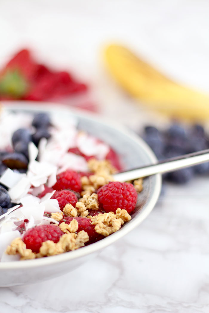 Crunchy Acai Berry Smoothie Bowl // provinzkindchen.com