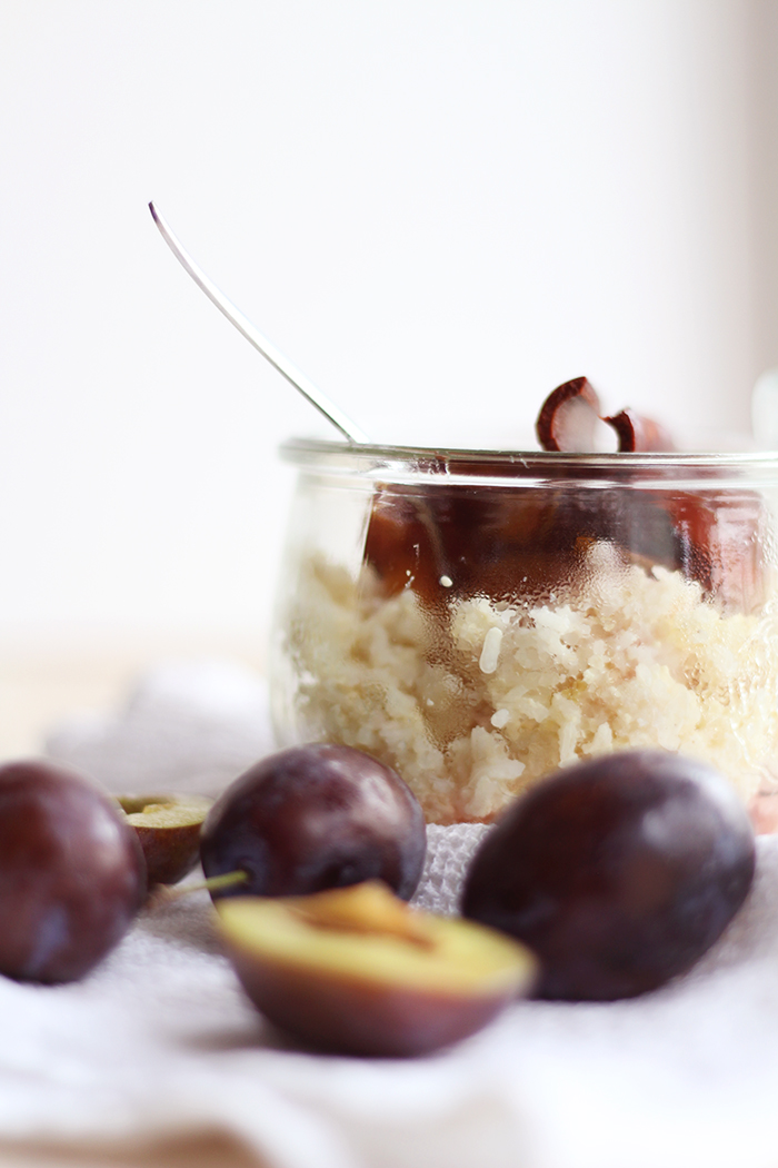 Veganer Milchreisauflauf mit Zwetschgenkompott