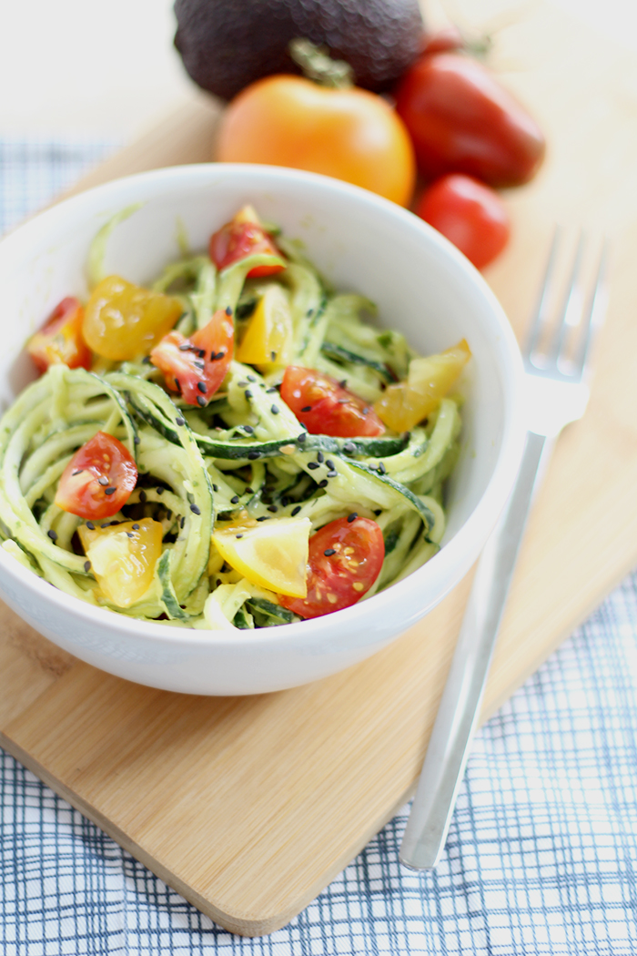 Zoodles mit Avocadocreme und Tomaten