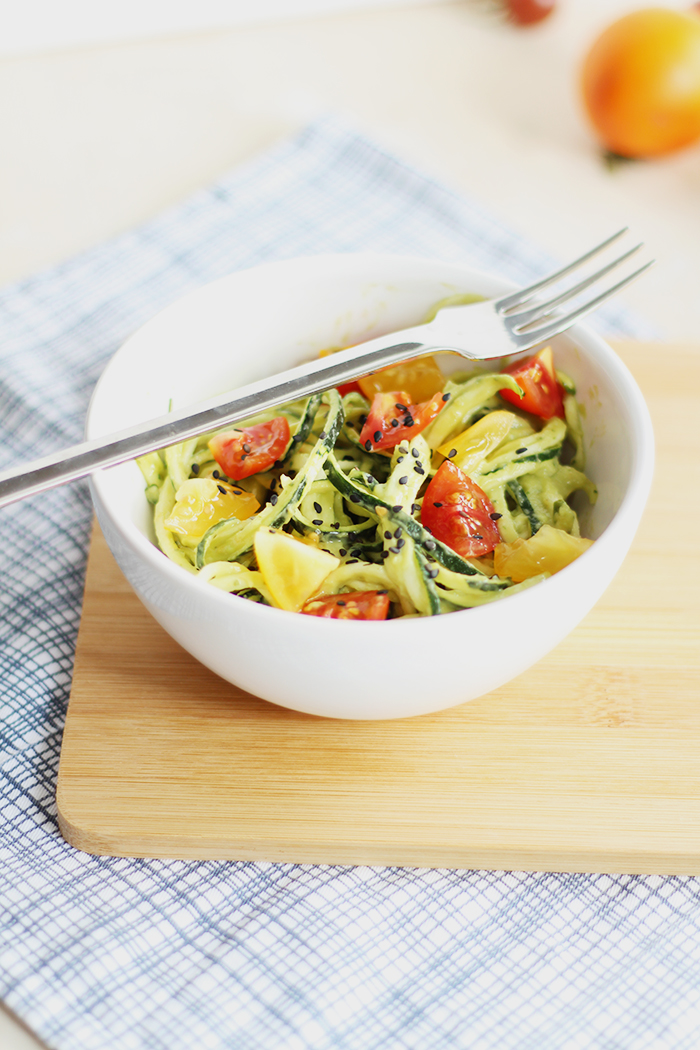 Zoodles mit Avocadocreme und Tomaten