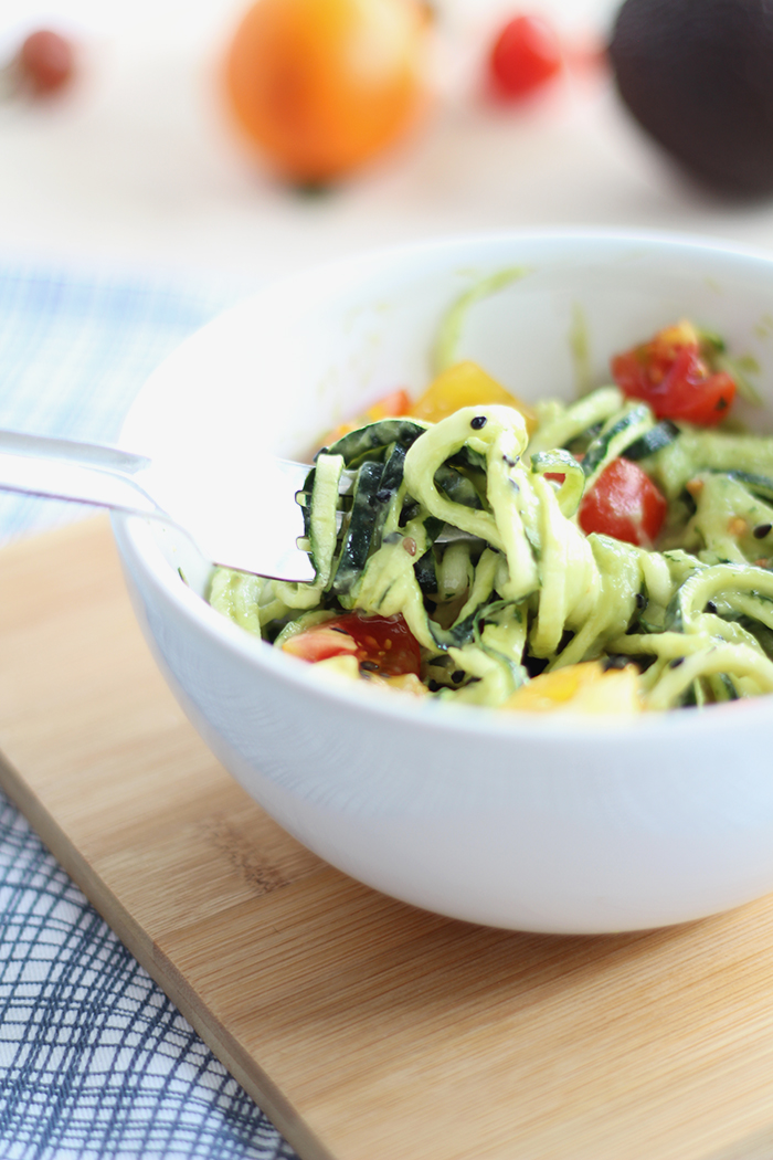 Zoodles mit Avocadocreme und Tomaten