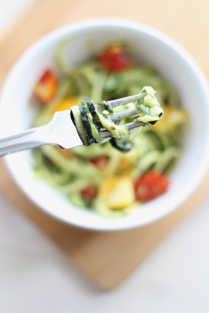 Zoodles mit Avocadocreme und Tomaten