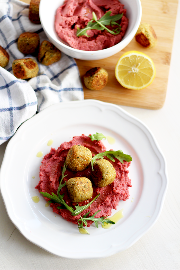 Hummus mit roten Rüben und Falafel