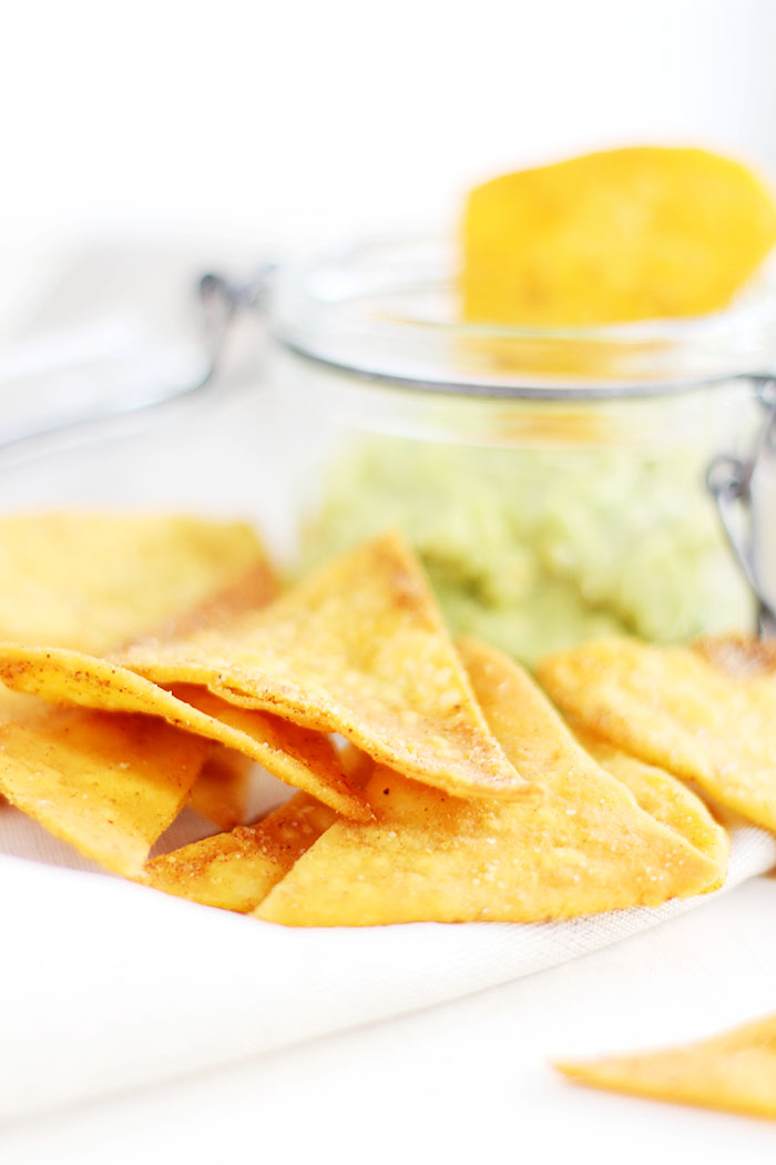 Selbst gemachte Tortilla Chips mit Guacamole