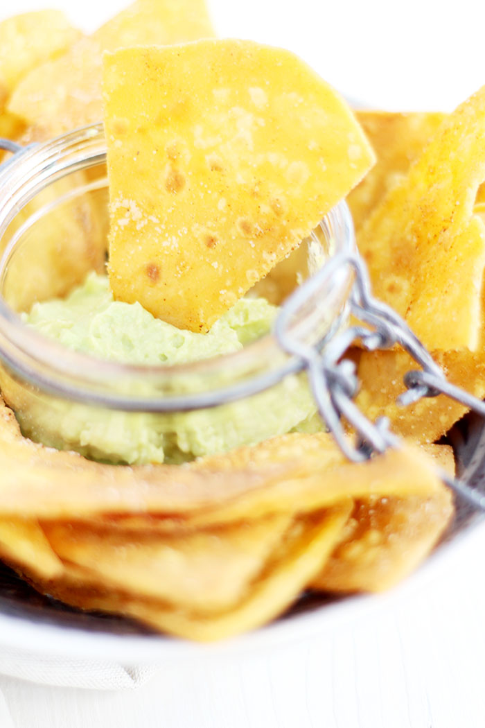 Selbst gemachte Tortilla Chips mit Guacamole