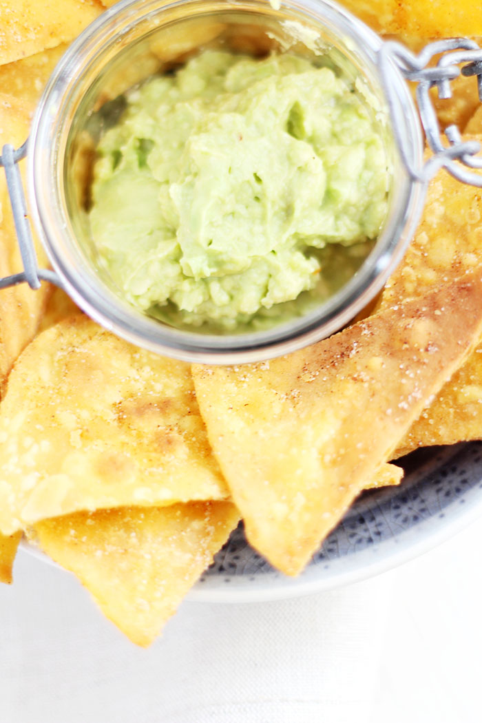 Selbst gemachte Tortilla Chips mit Guacamole