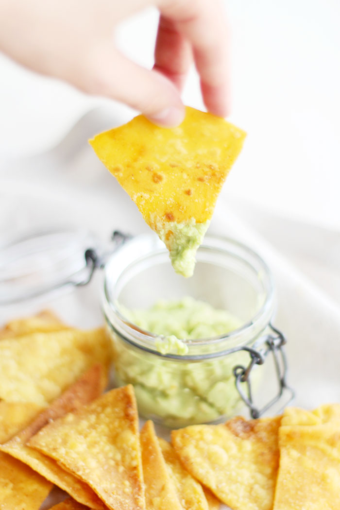 Selbst gemachte Tortilla Chips mit Guacamole