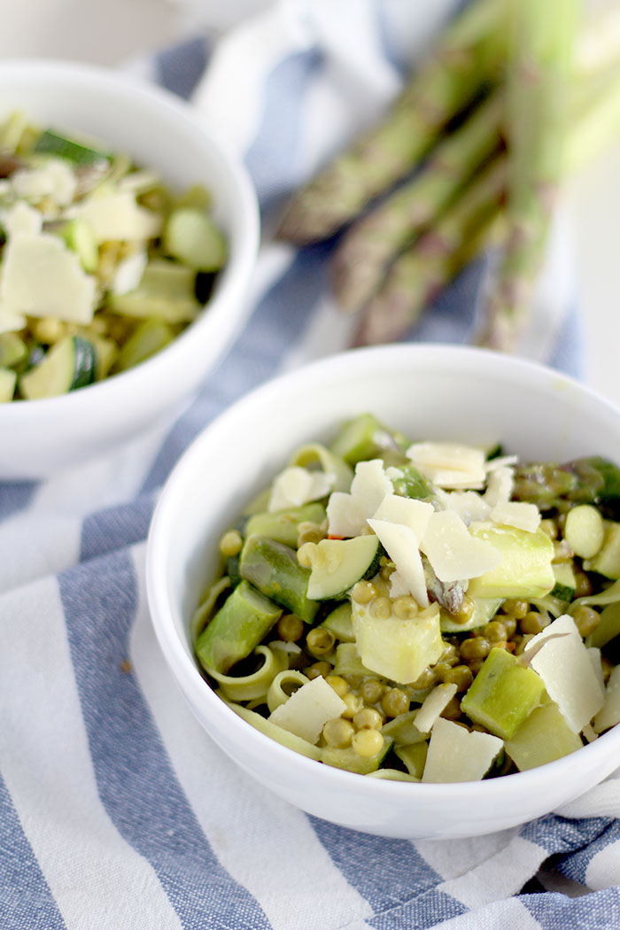 Grüne Pasta mit Spargel, Erbsen und Zucchini