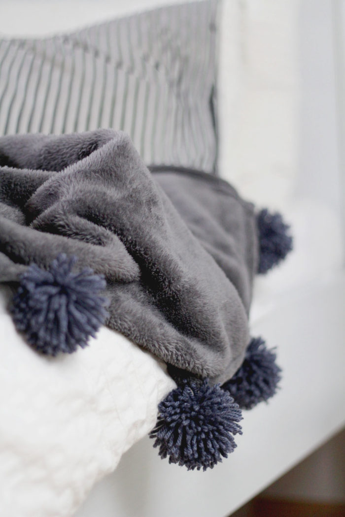 DIY: Decke mit Pompons selber machen