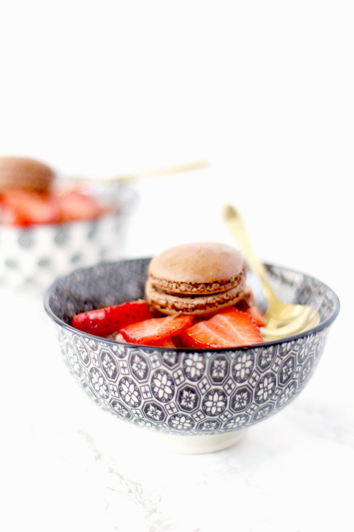 Lindt Creation Macaron: Nicecream mit frischen Erdbeeren und Schokostückchen