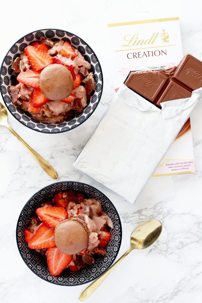 Lindt Creation Macaron: Nicecream mit frischen Erdbeeren und Schokostückchen