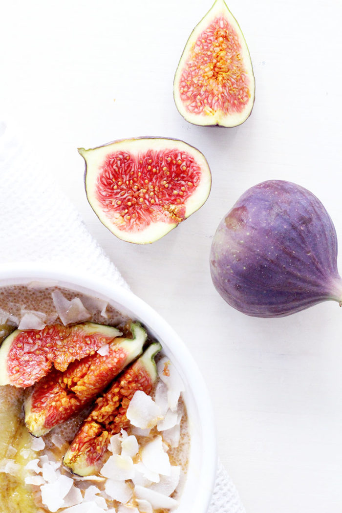 Amaranth Frühstücksbrei mit Feigen und gebratenen Bananen