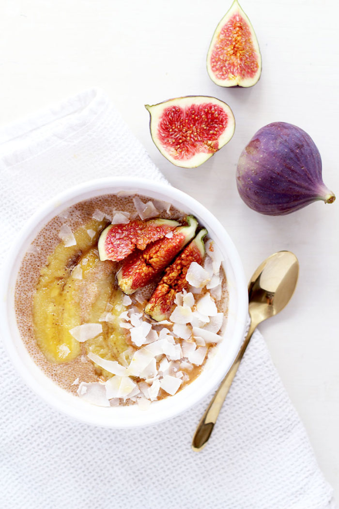 Amaranth Frühstücksbrei mit Feigen und gebratenen Bananen