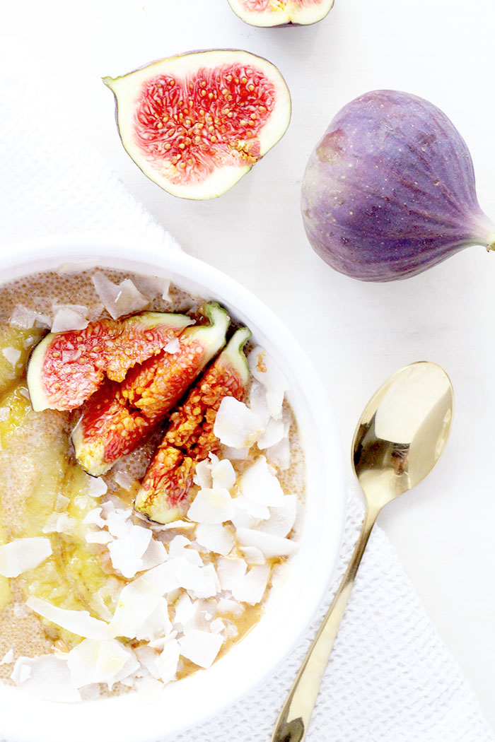 Amaranth Frühstücksbrei mit Feigen und gebratenen Bananen