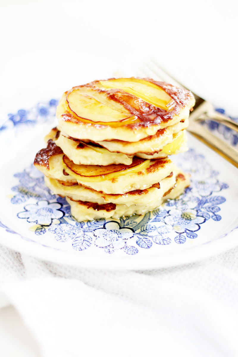 Pfannkuchen mit Hüttenkäse und Äpfeln