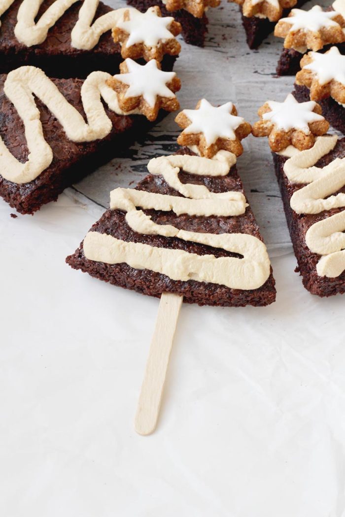 Weihnachtsbaum Brownies mit Kaffeecreme