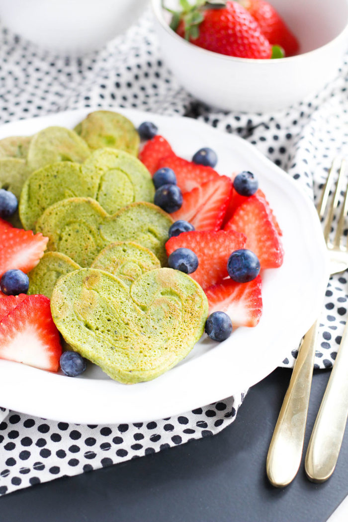 Protein Matcha Pancakes in Herzform