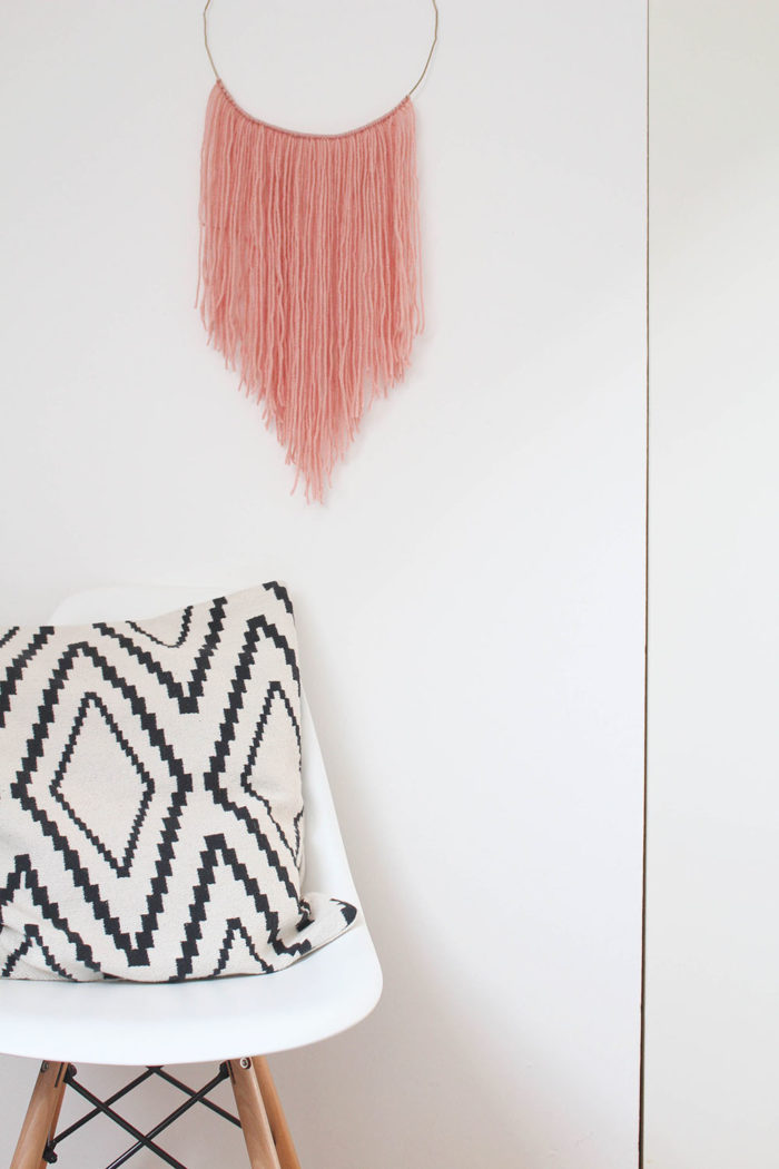 Upcycling: Wandbehang selber machen aus Drahtkleiderbügel und Wolle. DIY Boho Wandschmuck selber machen.