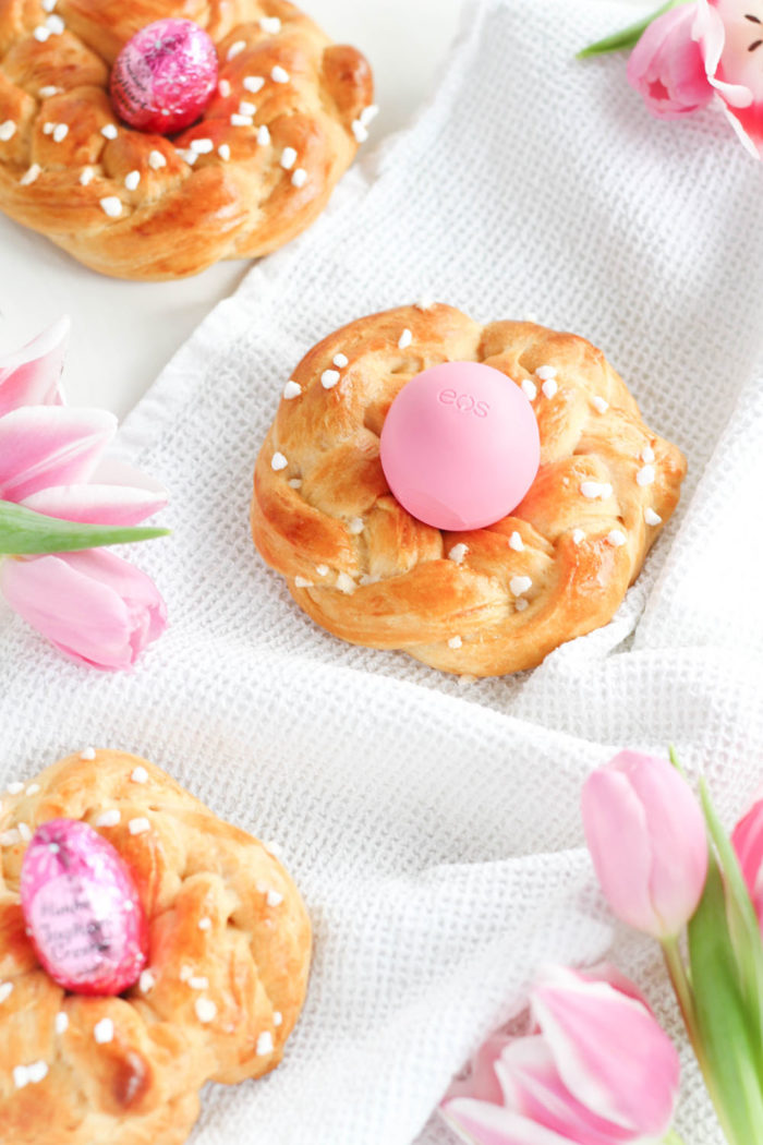 Osternest aus Germteig mit eos Lippenbalsam