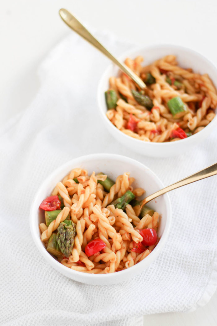 Schnelle Pasta mit grünem Spargel und Tomaten