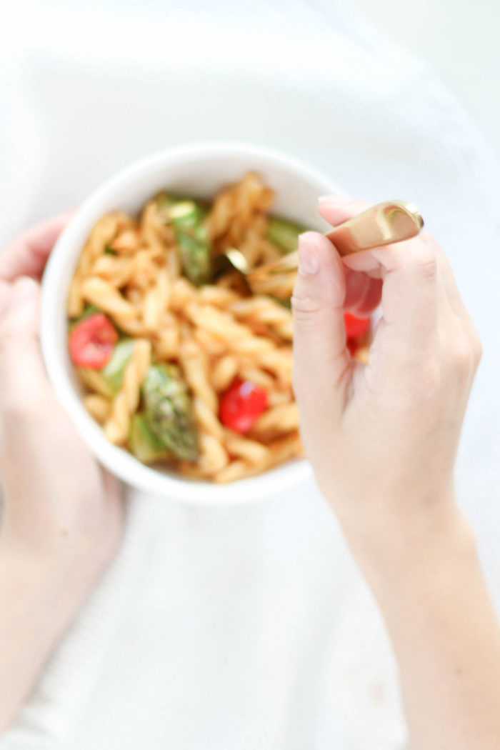 Schnelle Pasta mit grünem Spargel und Tomaten