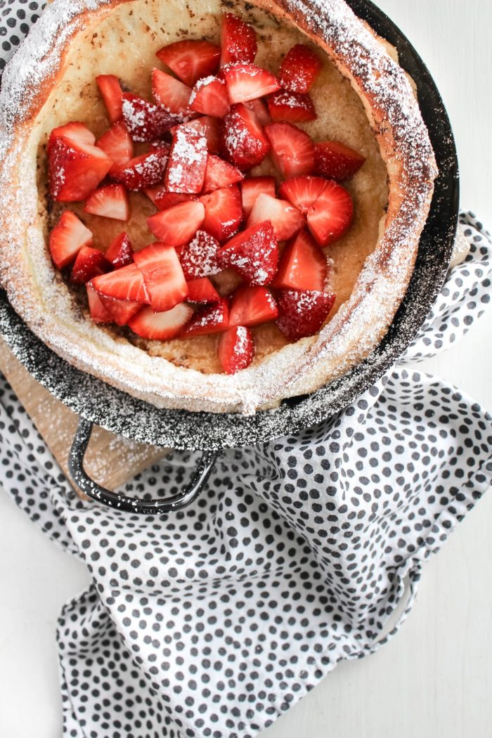 Fluffiger Ofenpfannkuchen mit Erdbeeren - Dutch Baby Pancake