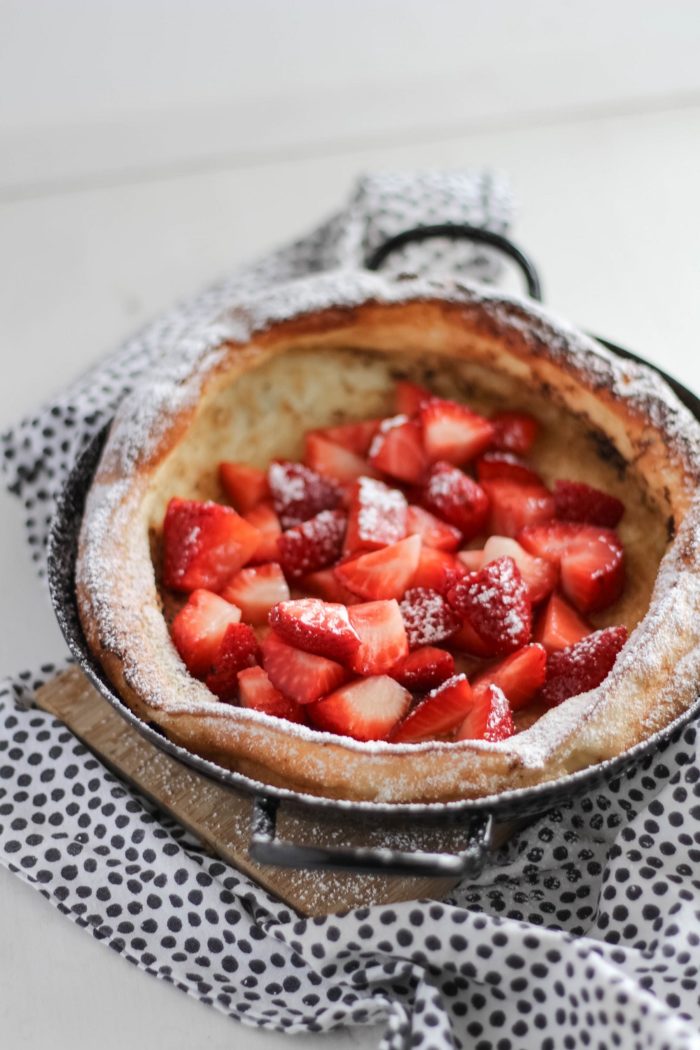 Fluffiger Ofenpfannkuchen mit Erdbeeren - Dutch Baby Pancake